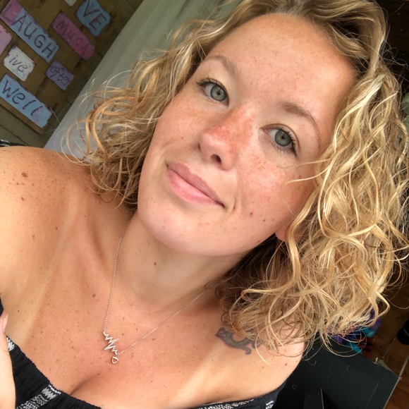 Meet your Posher, Hannah - Picture 3 of 4